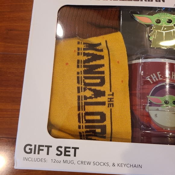 Star Wars The Mandalorian Gift Set - Picture 2 of 9
